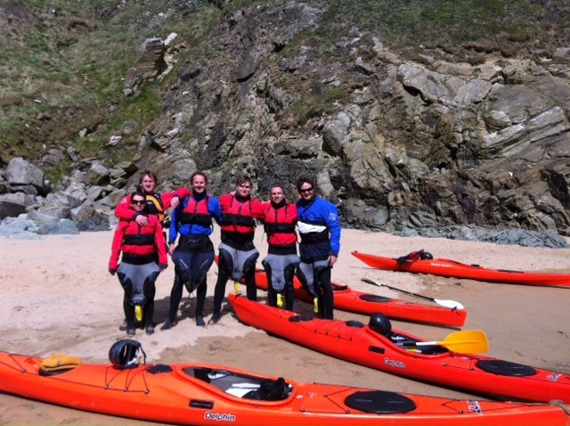 Sesión grupal de kayak de mar 